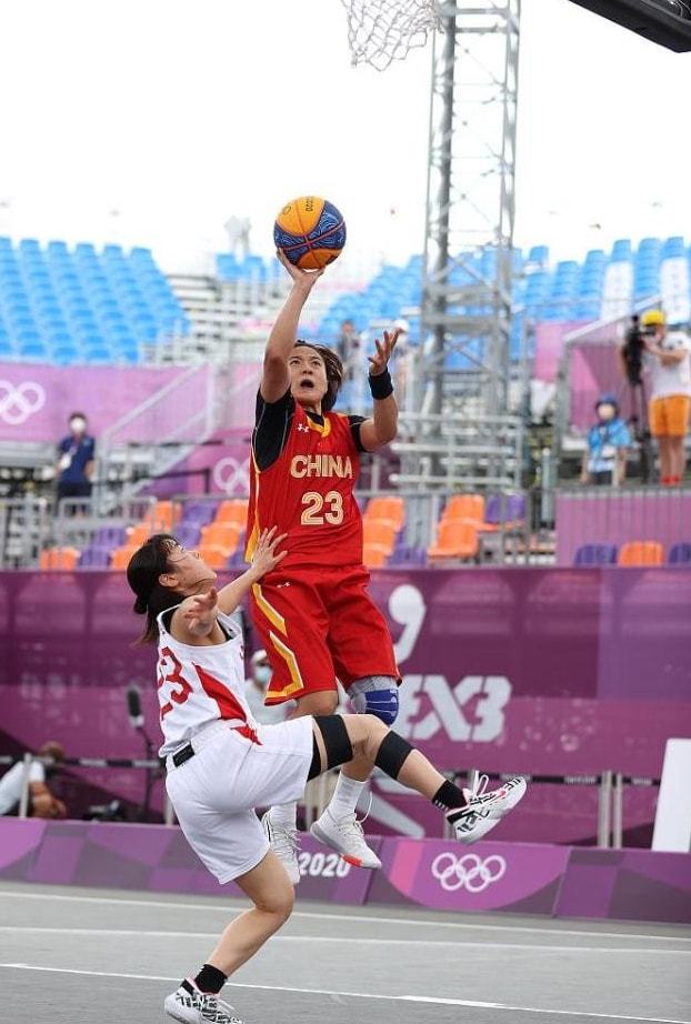 边后卫内收 边后卫内收